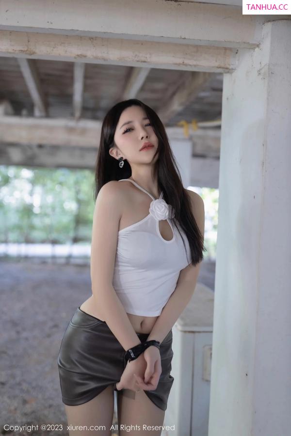 鱼子酱fish  [XiuRen]高清写真图 2023.12.29 No.7888 鱼子酱Fish 短裙美腿第22张图片